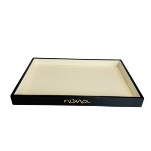 Sort brett med leather look interiør